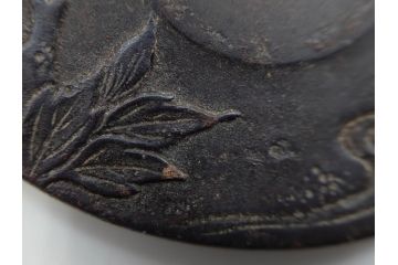 時代武具　水戸金工 一葉斎弘直　在銘　鉄地　丸形　金銀象嵌　蝶に牡丹図　雅なデザインが魅力の鍔(ちょう、花、彫刻、刀装具、ケース付き)(R-079849)