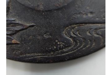 時代武具　水戸金工 一葉斎弘直　在銘　鉄地　丸形　金銀象嵌　蝶に牡丹図　雅なデザインが魅力の鍔(ちょう、花、彫刻、刀装具、ケース付き)(R-079849)