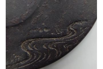 時代武具　水戸金工 一葉斎弘直　在銘　鉄地　丸形　金銀象嵌　蝶に牡丹図　雅なデザインが魅力の鍔(ちょう、花、彫刻、刀装具、ケース付き)(R-079849)