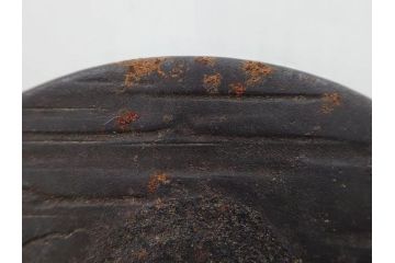 時代武具　水戸金工 一葉斎弘直　在銘　鉄地　丸形　金銀象嵌　蝶に牡丹図　雅なデザインが魅力の鍔(ちょう、花、彫刻、刀装具、ケース付き)(R-079849)