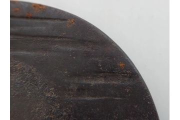 時代武具　水戸金工 一葉斎弘直　在銘　鉄地　丸形　金銀象嵌　蝶に牡丹図　雅なデザインが魅力の鍔(ちょう、花、彫刻、刀装具、ケース付き)(R-079849)