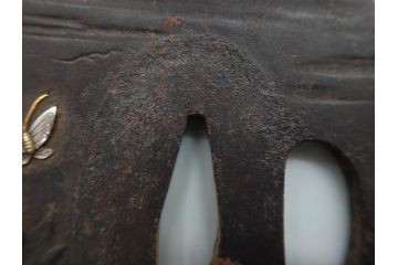時代武具　水戸金工 一葉斎弘直　在銘　鉄地　丸形　金銀象嵌　蝶に牡丹図　雅なデザインが魅力の鍔(ちょう、花、彫刻、刀装具、ケース付き)(R-079849)