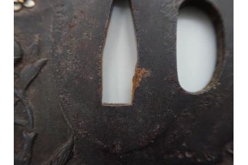 時代武具　水戸金工 一葉斎弘直　在銘　鉄地　丸形　金銀象嵌　蝶に牡丹図　雅なデザインが魅力の鍔(ちょう、花、彫刻、刀装具、ケース付き)(R-079849)