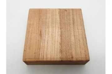 時代武具　水戸金工 一葉斎弘直　在銘　鉄地　丸形　金銀象嵌　蝶に牡丹図　雅なデザインが魅力の鍔(ちょう、花、彫刻、刀装具、ケース付き)(R-079849)