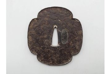 時代武具　鉄地　木瓜形　古の佇まいを感じる鍔(彫刻、刀装具、ケース付き)(R-079850)