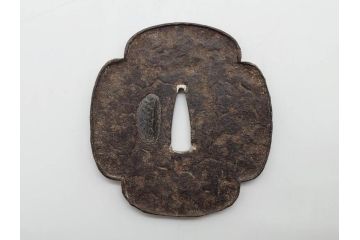 時代武具　鉄地　木瓜形　古の佇まいを感じる鍔(彫刻、刀装具、ケース付き)(R-079850)