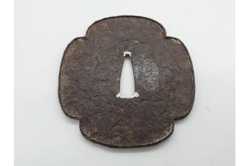 時代武具　鉄地　木瓜形　古の佇まいを感じる鍔(彫刻、刀装具、ケース付き)(R-079850)