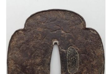 時代武具　鉄地　木瓜形　古の佇まいを感じる鍔(彫刻、刀装具、ケース付き)(R-079850)