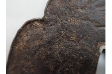 時代武具　鉄地　木瓜形　古の佇まいを感じる鍔(彫刻、刀装具、ケース付き)(R-079850)