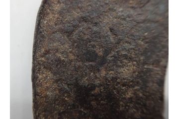 時代武具　鉄地　木瓜形　古の佇まいを感じる鍔(彫刻、刀装具、ケース付き)(R-079850)