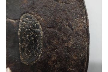 時代武具　鉄地　木瓜形　古の佇まいを感じる鍔(彫刻、刀装具、ケース付き)(R-079850)