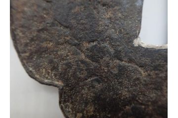 時代武具　鉄地　木瓜形　古の佇まいを感じる鍔(彫刻、刀装具、ケース付き)(R-079850)