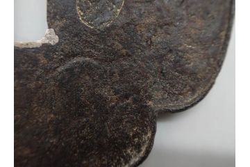 時代武具　鉄地　木瓜形　古の佇まいを感じる鍔(彫刻、刀装具、ケース付き)(R-079850)