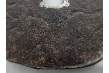 時代武具　鉄地　木瓜形　古の佇まいを感じる鍔(彫刻、刀装具、ケース付き)(R-079850)