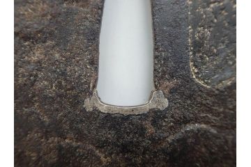 時代武具　鉄地　木瓜形　古の佇まいを感じる鍔(彫刻、刀装具、ケース付き)(R-079850)