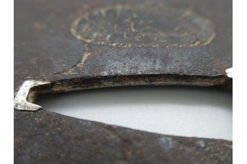 時代武具　鉄地　木瓜形　古の佇まいを感じる鍔(彫刻、刀装具、ケース付き)(R-079850)