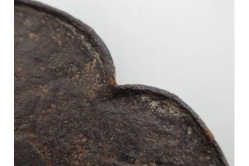 時代武具　鉄地　木瓜形　古の佇まいを感じる鍔(彫刻、刀装具、ケース付き)(R-079850)