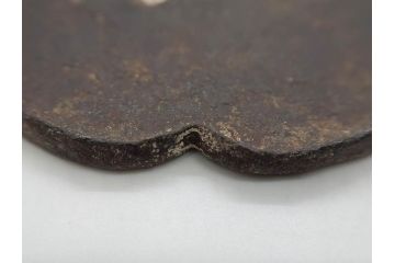 時代武具　鉄地　木瓜形　古の佇まいを感じる鍔(彫刻、刀装具、ケース付き)(R-079850)