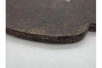 時代武具　鉄地　木瓜形　古の佇まいを感じる鍔(彫刻、刀装具、ケース付き)(R-079850)