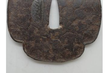 時代武具　鉄地　木瓜形　古の佇まいを感じる鍔(彫刻、刀装具、ケース付き)(R-079850)