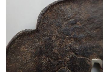 時代武具　鉄地　木瓜形　古の佇まいを感じる鍔(彫刻、刀装具、ケース付き)(R-079850)