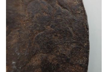 時代武具　鉄地　木瓜形　古の佇まいを感じる鍔(彫刻、刀装具、ケース付き)(R-079850)