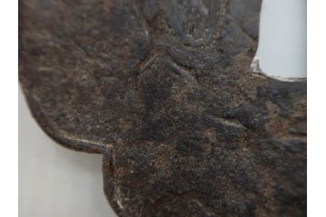 時代武具　鉄地　木瓜形　古の佇まいを感じる鍔(彫刻、刀装具、ケース付き)(R-079850)