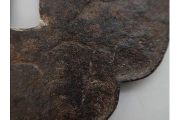 時代武具　鉄地　木瓜形　古の佇まいを感じる鍔(彫刻、刀装具、ケース付き)(R-079850)