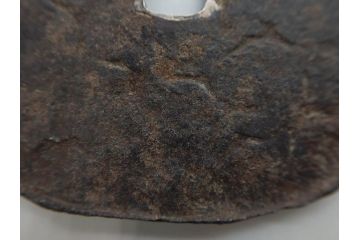 時代武具　鉄地　木瓜形　古の佇まいを感じる鍔(彫刻、刀装具、ケース付き)(R-079850)