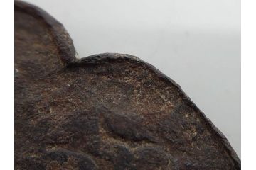 時代武具　鉄地　木瓜形　古の佇まいを感じる鍔(彫刻、刀装具、ケース付き)(R-079850)