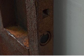 アンティーク建具　希少　どっしりとした重厚感が魅力の鉄板張り蔵戸1枚(鉄戸、引き戸、玄関戸、鉄扉)(R-079851)