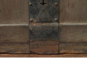 アンティーク建具　新潟産　総欅(ケヤキ)材　一枚板　味わい深い木の風合いが魅力的な蔵戸1枚(玄関戸、板戸、引き戸)(R-079852)