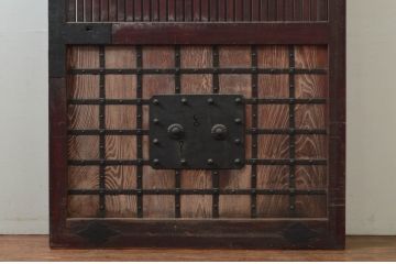 アンティーク建具　上手物!!　北陸産　堂々とした佇まいが存在感を放つ格子蔵戸1枚(格子戸、引き戸、玄関戸)(R-079855)