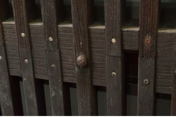 アンティーク建具　欅(ケヤキ)材　堂々とした佇まいが存在感を放つガラス入り格子蔵戸1枚(玄関戸、格子戸、引き戸)(R-079856)