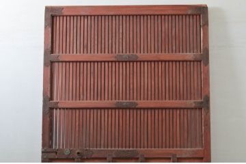 アンティーク建具　北陸産　総欅(ケヤキ)材　金具が立派な格子蔵戸1枚(格子戸、引き戸、玄関戸)(R-079858)
