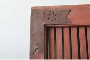 アンティーク建具　北陸産　総欅(ケヤキ)材　金具が立派な格子蔵戸1枚(格子戸、引き戸、玄関戸)(R-079858)