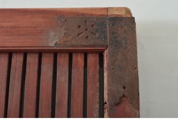 アンティーク建具　北陸産　総欅(ケヤキ)材　金具が立派な格子蔵戸1枚(格子戸、引き戸、玄関戸)(R-079858)
