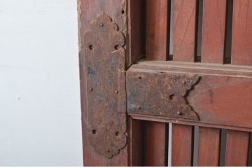 アンティーク建具　北陸産　総欅(ケヤキ)材　金具が立派な格子蔵戸1枚(格子戸、引き戸、玄関戸)(R-079858)