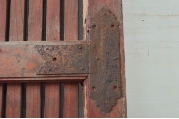 アンティーク建具　北陸産　総欅(ケヤキ)材　金具が立派な格子蔵戸1枚(格子戸、引き戸、玄関戸)(R-079858)