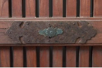 アンティーク建具　北陸産　総欅(ケヤキ)材　金具が立派な格子蔵戸1枚(格子戸、引き戸、玄関戸)(R-079858)