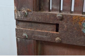 アンティーク建具　北陸産　総欅(ケヤキ)材　金具が立派な格子蔵戸1枚(格子戸、引き戸、玄関戸)(R-079858)