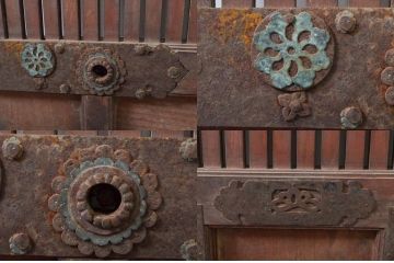 アンティーク建具　北陸産　総欅(ケヤキ)材　金具が立派な格子蔵戸1枚(格子戸、引き戸、玄関戸)(R-079858)