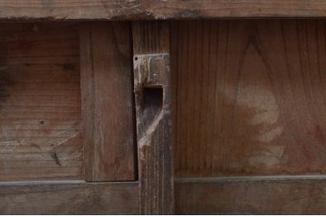 アンティーク建具　北陸産　総欅(ケヤキ)材　金具が立派な格子蔵戸1枚(格子戸、引き戸、玄関戸)(R-079858)