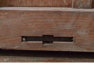 アンティーク建具　北陸産　総欅(ケヤキ)材　金具が立派な格子蔵戸1枚(格子戸、引き戸、玄関戸)(R-079858)