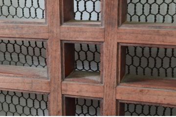 アンティーク建具　総欅(ケヤキ)材　時代の流れを感じさせる升目(マス目)格子蔵戸1枚(きつね格子、狐格子、引き戸、玄関戸、格子戸)(R-079859)