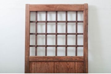 アンティーク建具　デザインが良いね!経年を感じる風合いが魅力の鉄格子入り蔵戸1枚(引き戸、玄関戸)(R-079861)