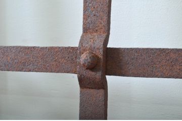 アンティーク建具　デザインが良いね!経年を感じる風合いが魅力の鉄格子入り蔵戸1枚(引き戸、玄関戸)(R-079861)