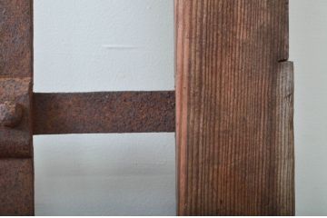 アンティーク建具　デザインが良いね!経年を感じる風合いが魅力の鉄格子入り蔵戸1枚(引き戸、玄関戸)(R-079861)