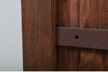 アンティーク建具　デザインが良いね!経年を感じる風合いが魅力の鉄格子入り蔵戸1枚(引き戸、玄関戸)(R-079861)