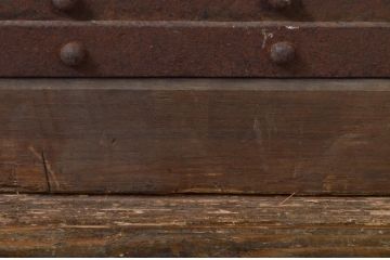 アンティーク建具　デザインが良いね!経年を感じる風合いが魅力の鉄格子入り蔵戸1枚(引き戸、玄関戸)(R-079861)